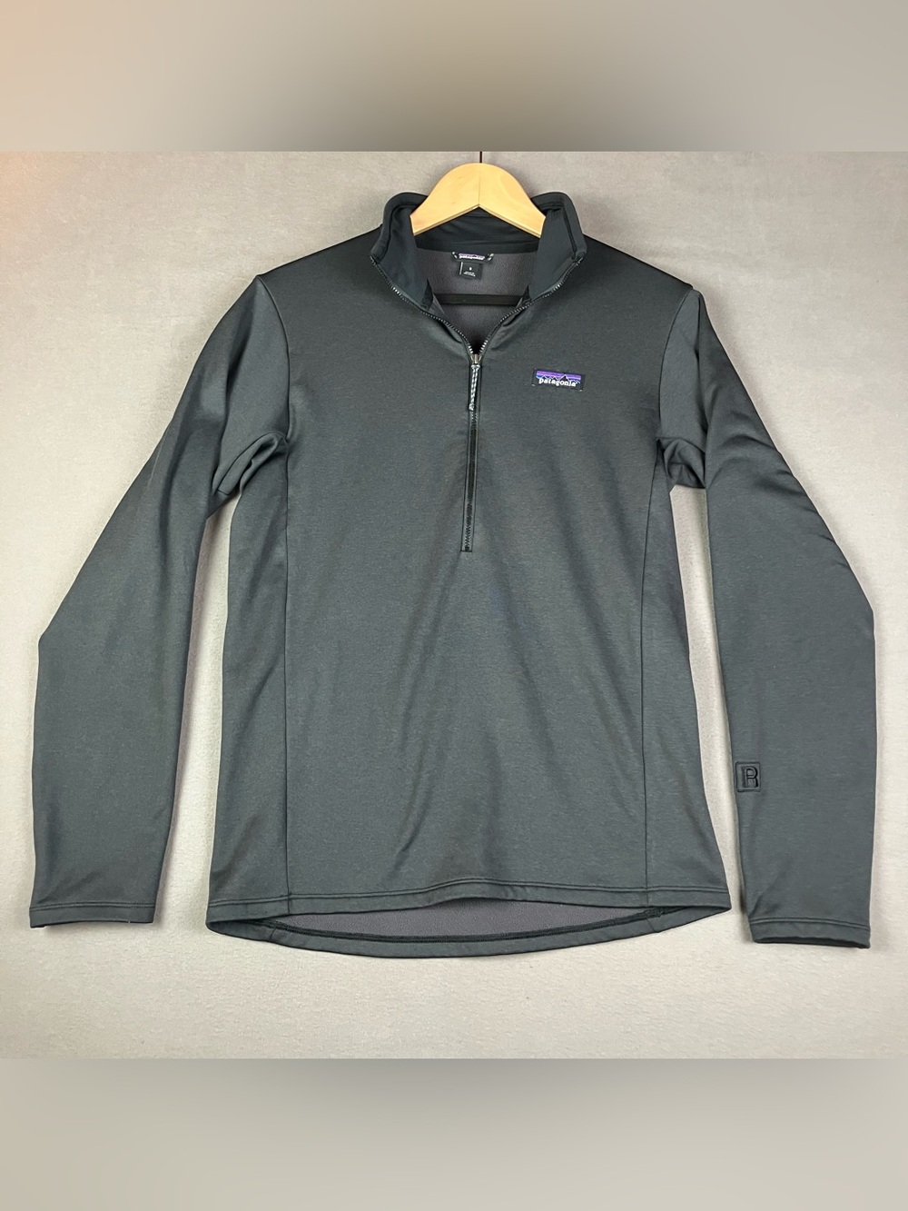 Patagonia Men's Size Small R1 Daily 1/4 Zip Pullover Sweater Black Logo. In good